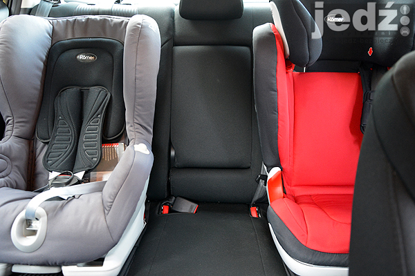 BEZPIECZEŃSTWO DZIECI | Trzecie dziecko na kanapie - Mazda 3 sedan
